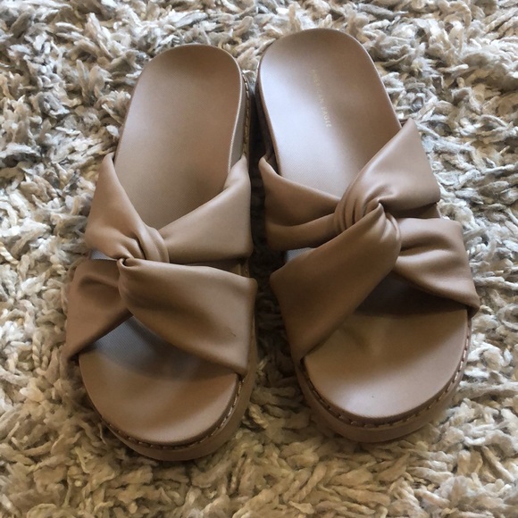 AE Twist Slide Sandal - Picture 4 of 14